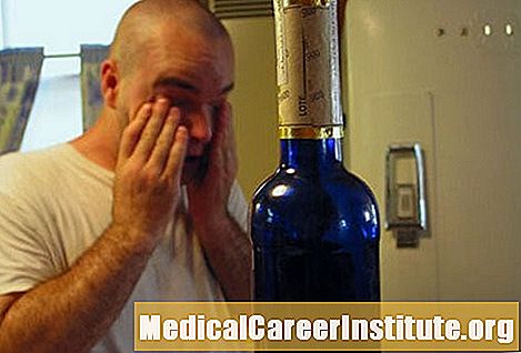 Hangover Myths Slideshow: Hangover Cures, urtemedisiner, Hår av hunden og mer